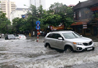 Typhoon Kaitak brought in heavy rains, inundating several streets in Hanoi on August 19 (Photo: SGGP)